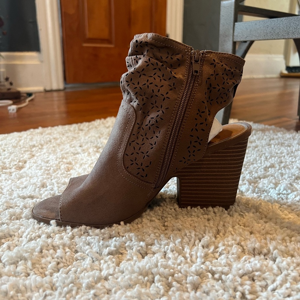 SUGAR brand women's shoes. Size 8.5. Brand new